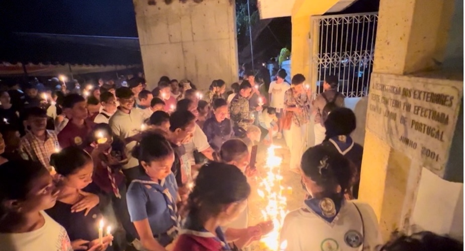Candle lighting at the Santa Cruz Massacre massacre commemoration vigil, 11 November 2024 /Rita Padawangi